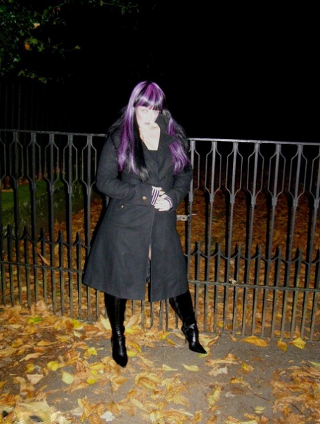 Thick chick Samantha exposes herself at night in black over the knee boots