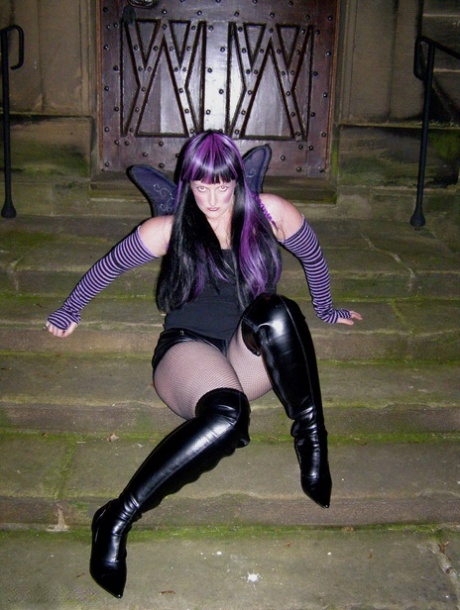 Thick chick Samantha exposes herself at night in black over the knee boots