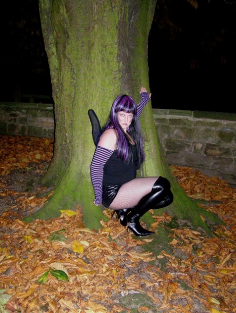 Thick chick Samantha exposes herself at night in black over the knee boots