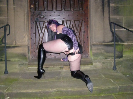Thick chick Samantha exposes herself at night in black over the knee boots