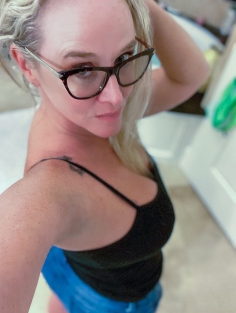 Blonde fatty Dee Siren strips to her turquoise panties & shows her juicy tits