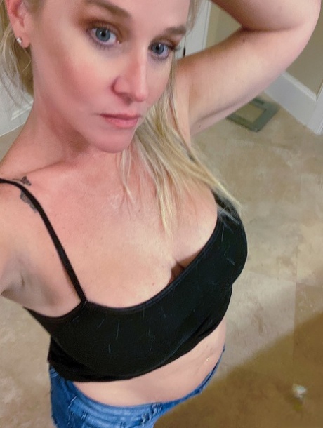 Blonde fatty Dee Siren strips to her turquoise panties & shows her juicy tits