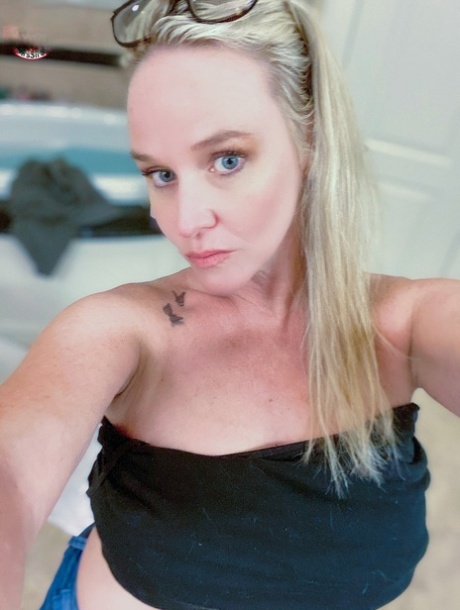 Blonde fatty Dee Siren strips to her turquoise panties & shows her juicy tits