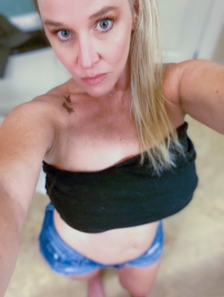 Blonde fatty Dee Siren strips to her turquoise panties & shows her juicy tits